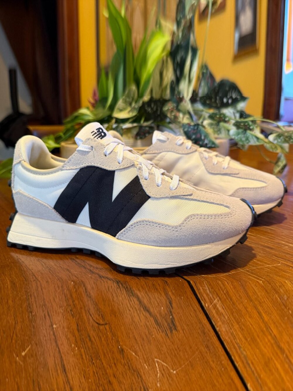New Balance 327 White & Black Size 8 (fits like 8.5) - Picture 2 of 8
